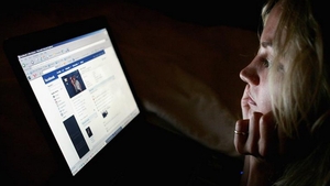 CUTREMURATOR! O fata de 14 ani s-a INDRAGOSTIT de un baiat cunoscut pe FACEBOOK. Ce-a facut cand el a PARASIT-O