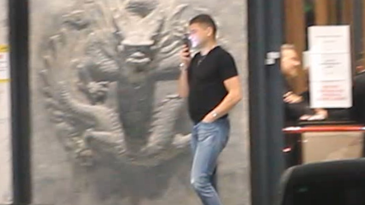 Cristian Boureanu a ieșit din club să vorbească la telefon