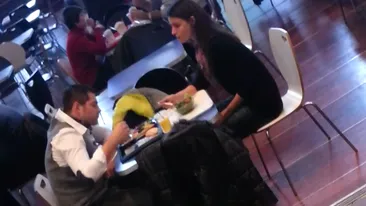 Sora lui Catrinel Menghia nu se descurca in bucatarie. L-a scos pe Norris la un fastfood, unde a fost hranita ca un bebelus