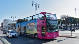 BANCUL ZILEI | O băbuță se adresează șoferului în autobuz:  – Nu vrei, maică, niște alune?
