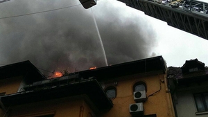 Incendiu în Capitală! Opt autospeciale de stingere intervin