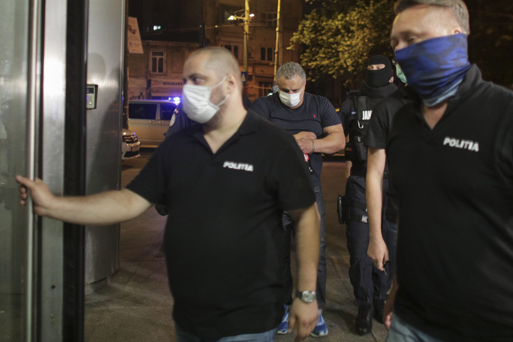 Principalul suspect, încadrat de polițiști (Foto: INQUAM PHOTOS/Octav Ganea)