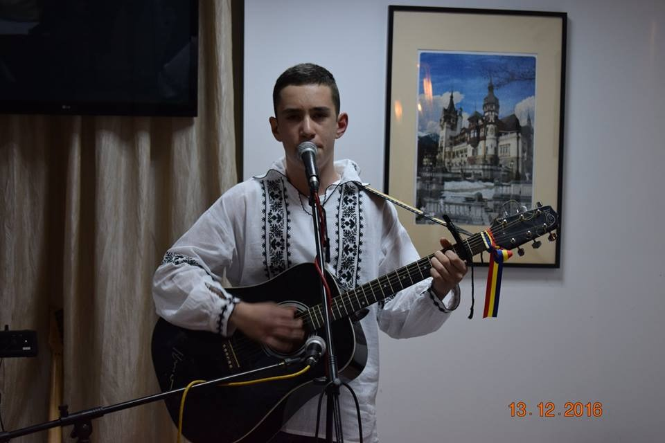 Rareș este un cântăreț talentat