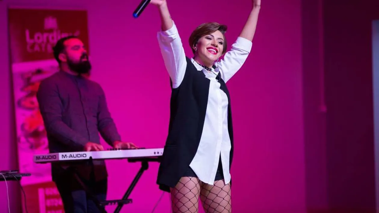 Nicoleta Nucă, extrem de sexy la microfon. Şi-a luat o bluziţă transparentă şi...