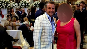Catalin Botezatu la bratul unei femei misterioase. Creatorul de moda a fost invitat la nunta Valeriei Marini
