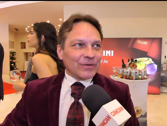 Povestea episodului necenzurat cu Pelicanu’: „M-am dus blană!” Scenaristul serialului „Tătuțu'” a sărit de pe scaun, dar a lăsat filmarea să curgă!