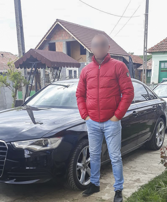 Directorul neagă că ar avea altfel de relații decât profesionale cu învățătoarea