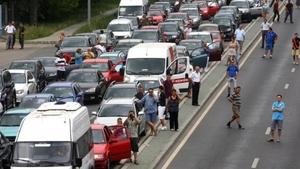 DN1 a fost blocat, după ce două TIR-uri şi-un autocar s-au izbit