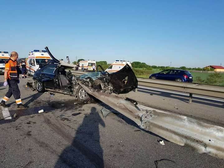 Accident grav pe A1! Un șofer a murit, iar un motociclist are mâinile rupte