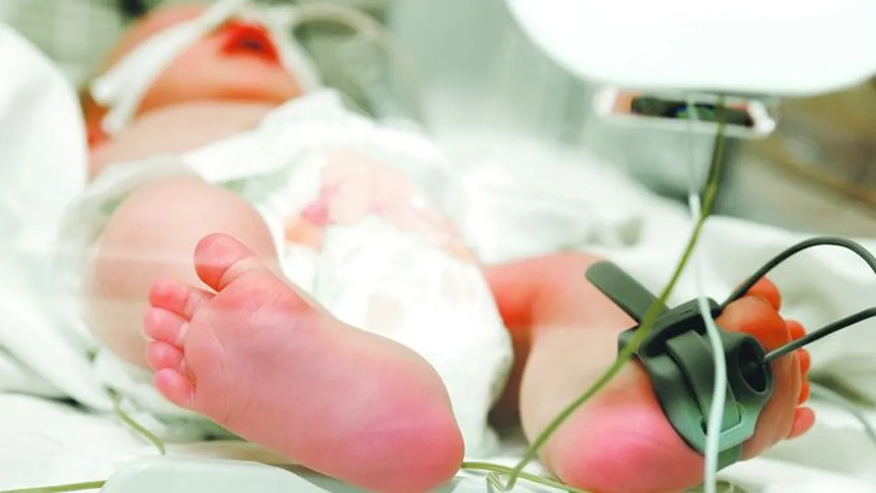 Un copil de un an si jumatate e pe moarte dupa ce mama lui l-a scapat din brate! A cazut in cap de la zece metri