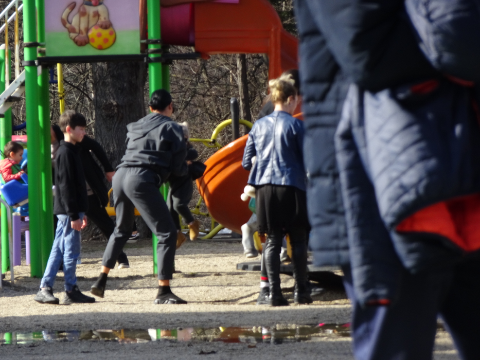 Roxana Dobre a ieșit în parc alături de cele două fetițe, câteva prietene, dar și de sora lui Florin Salam