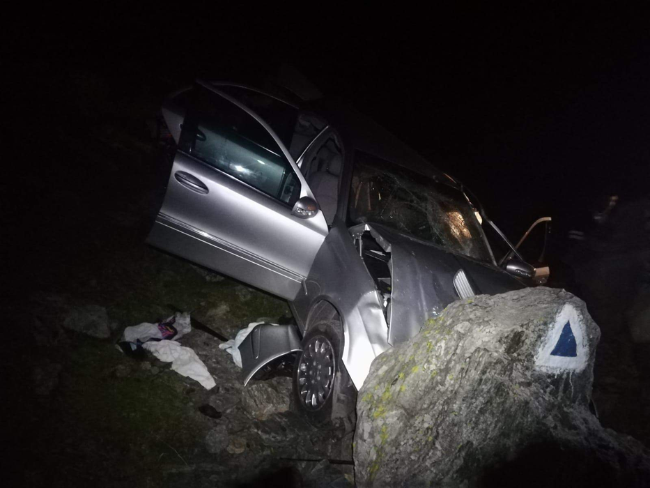 O maşină cu 5 tineri a căzut într-o râpă pe Transfăgărăşan. Apelul la 112 s-a făcut la ora 23:00. FOTO