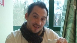 Atitudine indoielnica a lui Stefan Stan! Cand toti il cred in spital, el isi face de cap cu o bruneta prin Militari!