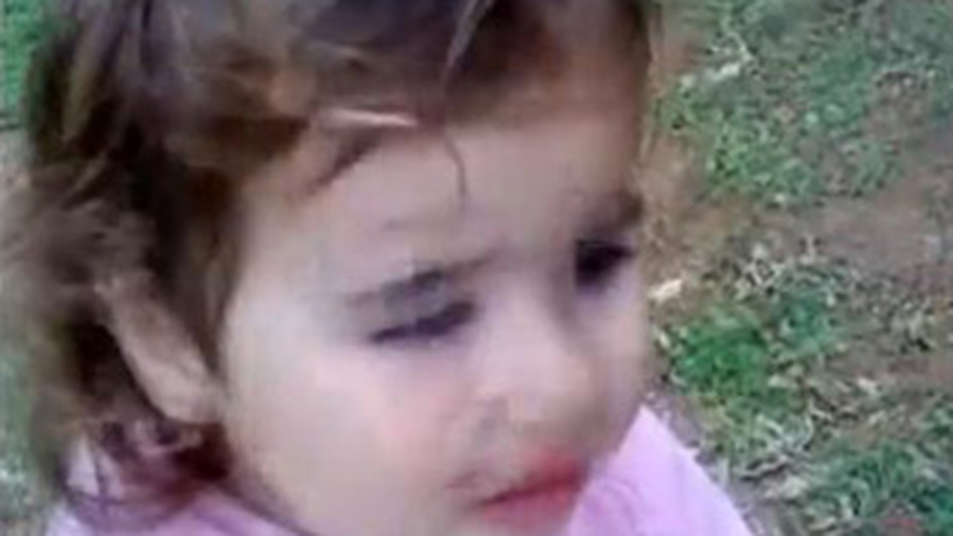 VIDEO Copilele de azi, vagaboandele de maine! Uite cum isi invata un tatic descreierat fetita sa-si injure rudele! ATENTIE limbaj licentios!