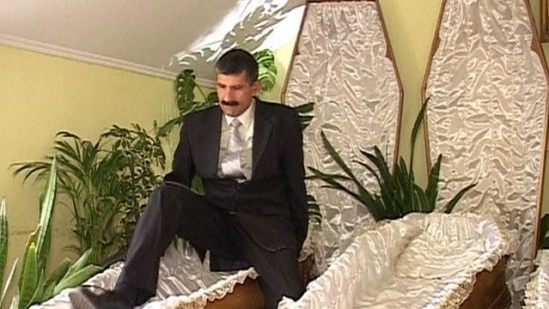 Se pregatesc de moarte! Terapia cu cosciugul ii ajuta pe ucraineni sa se invete cu viata de apoi