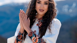 Jessie Baneș îi colindă pe români în pragul sărbătorilor: „La masa lui Hristos”