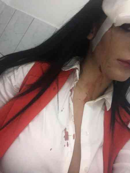 Imagini terifiante! O cântăreaţă de muzică populară a fost bătută într-un club, iar unul dintre unul dintre agresori este  poliţist