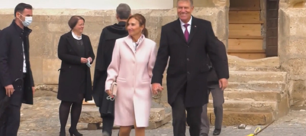 Carmen Iohannis a făcut furori! Cum s-a îmbrăcat Prima Doamnă la slujba de inaugurare a Catedralei Evanghelice din Sibiu
