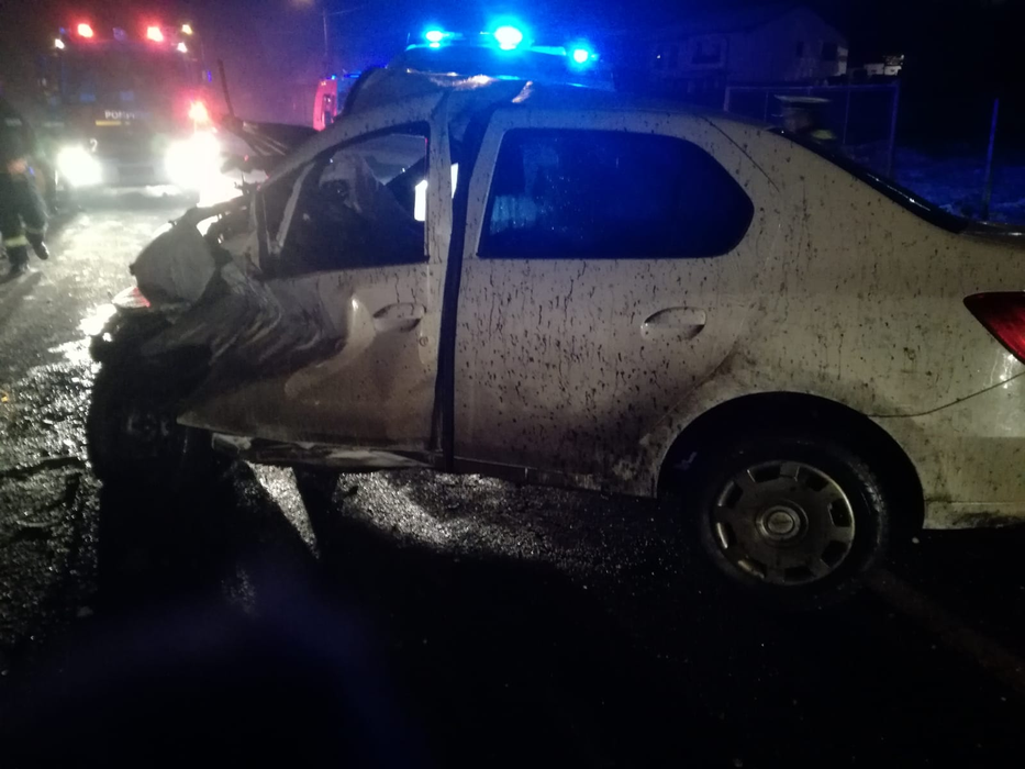 Accident violent în Târgu Mureș! Doi răniți grav, după ce mașina în care erau s-a izbit de un cap de pod și s-a răsturnat