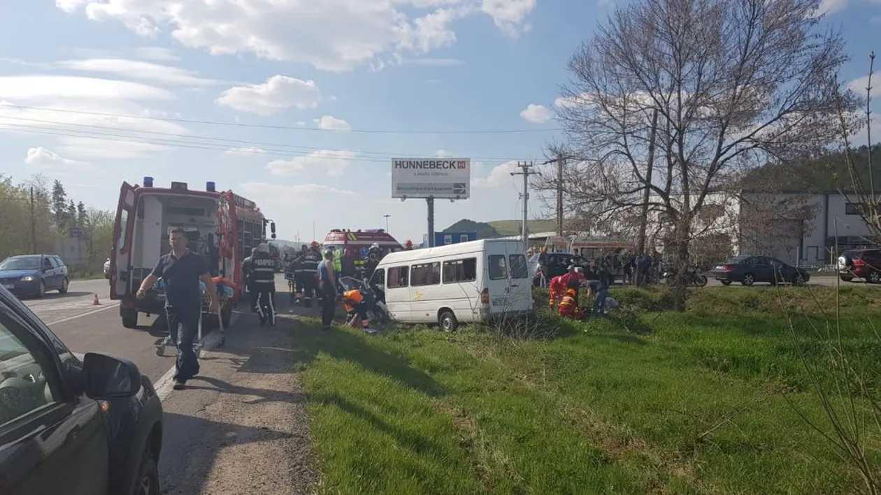 Microbuz cu 20 de persoane, implicat într-un accident în Prahova. Bilanțul victimelor