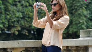 Eva Mendes a dat o raita prin gradinile din Paris