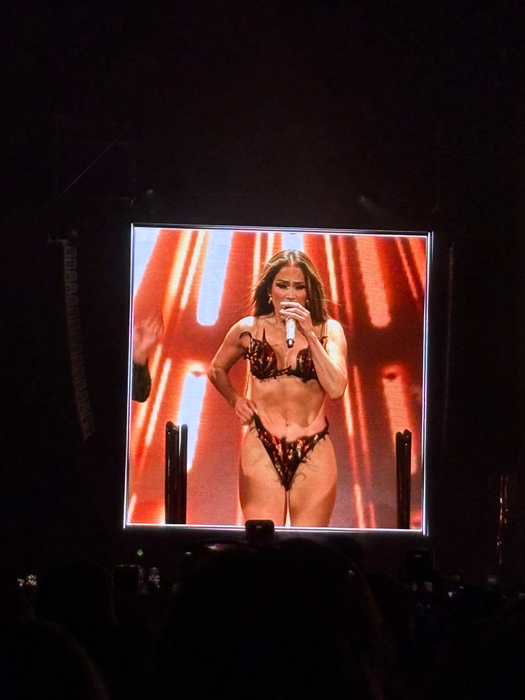 Jennifer Lopez s-a dezbrăcat în lenjerie intimă pe scenă! Ținuta lascivă i-a uimit pe români