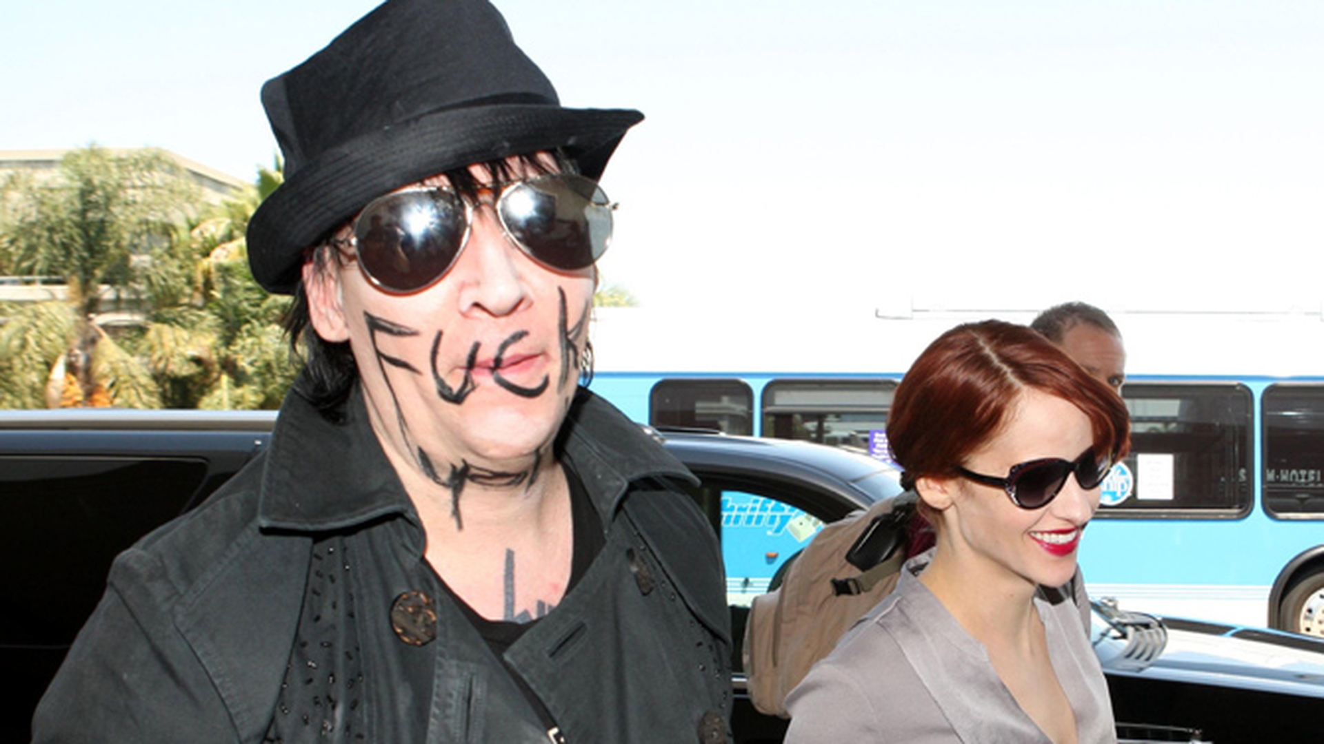 Marilyn Manson nu se potoleste: vezi ce mesaj socant si-a scris rocker-ul pe fata!
