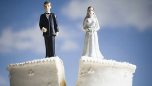 "Afemeiatul in serie" e din nou un barbat liber! A DIVORTAT la un an dupa ce si-a parasit sotia!