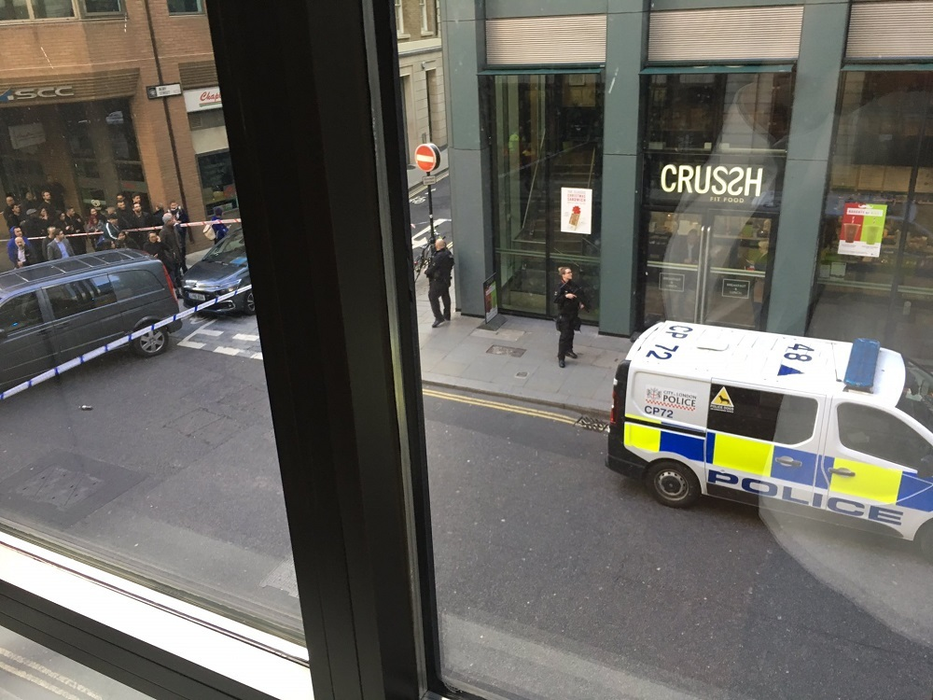 VIDEO / Alertă cu bombă în Londra! Sute de oameni au fost evacuaţi