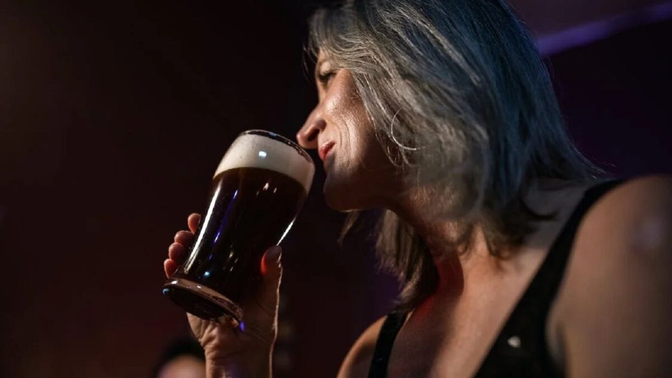 Câtă bere ar trebui să bea, de fapt, o femeie. Cercetătorii explică beneficiile consumului acestei băuturi