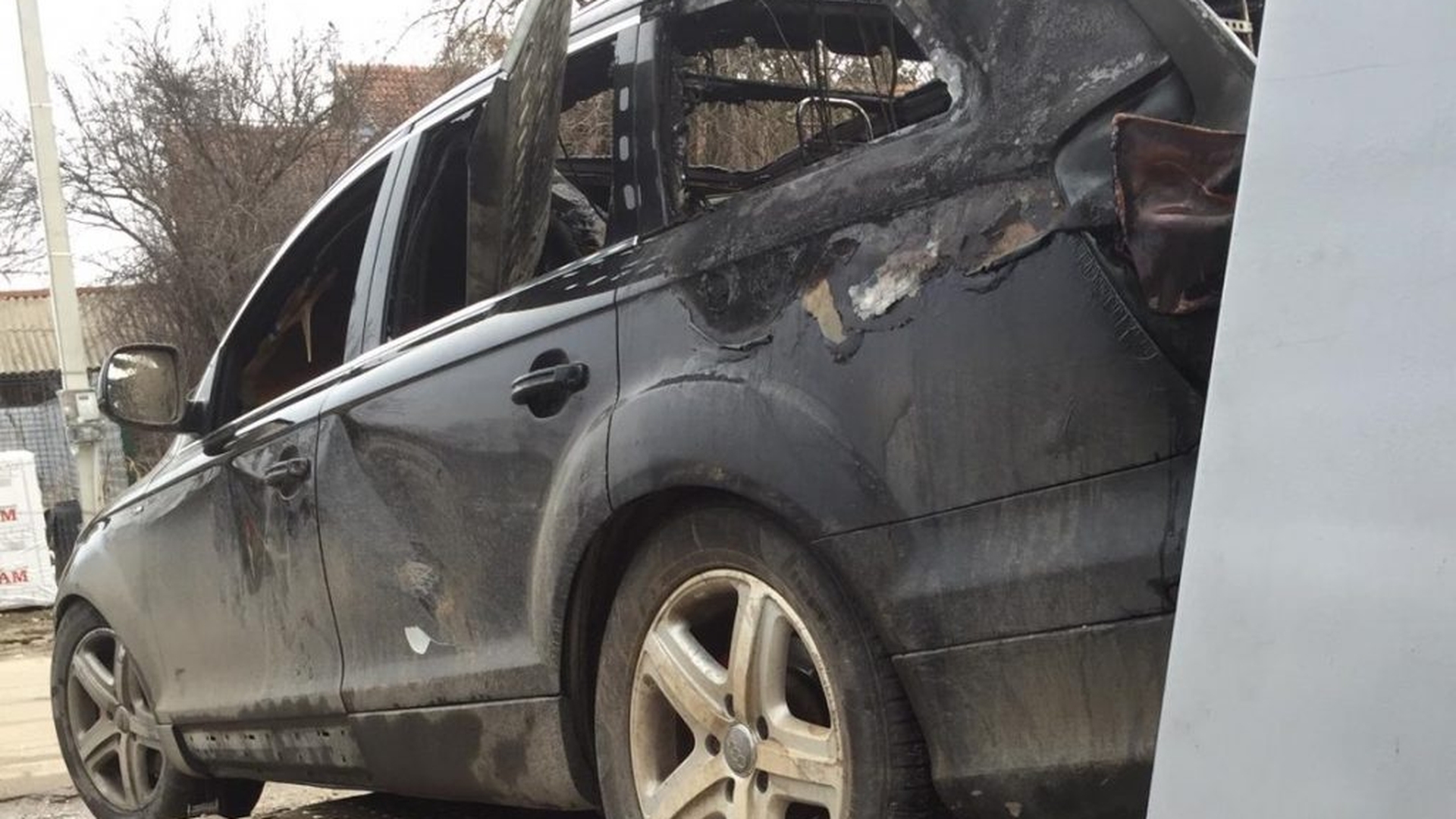 Un tânăr din Dolj s-a trezit cu mașina incendiată. Îl bănuiește pe fostul iubit al concubinei sale