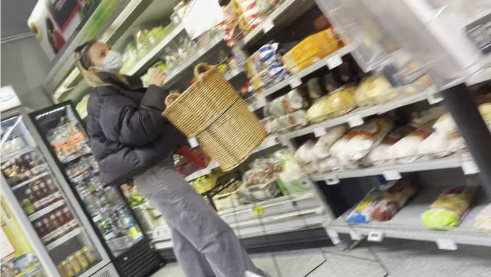 Alexandra Stan, în plină "acțiune", în supermarket (Foto: CANCAN.RO)
