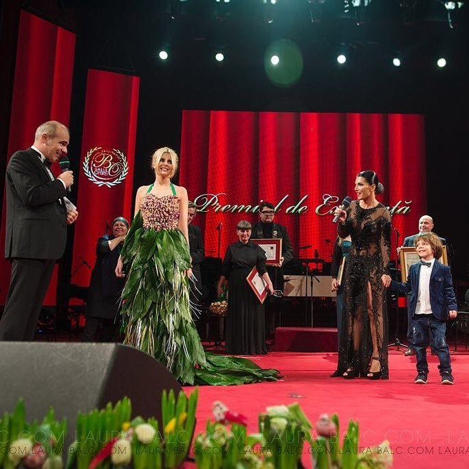 Soţia lui Rareş Bogdan şi-a prezentat la Balul Operei rochia din flori unicat absolut! Creaţia a atras toate privirile