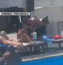 Andreea Podărescu, disctracție la piscină alături de un străin