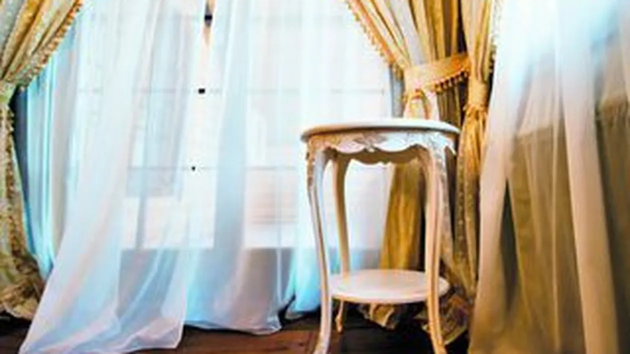 Cum sa alegi draperiile pentru un dormitor romantic