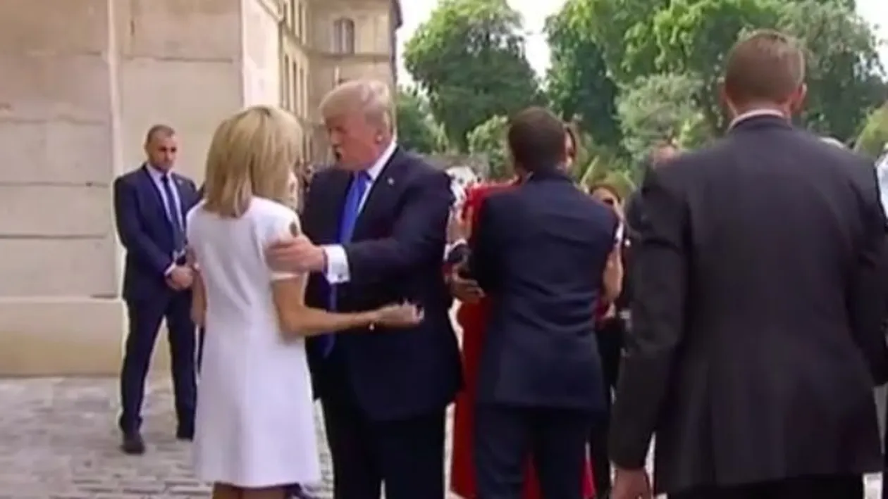 Donald Trump a ravnit la Prima Doamna a Frantei! Ce complimente deplasate i-a facut lui Brigitte Macron, de fata cu sotia lui