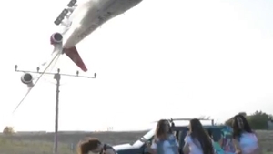 Viralul care i-a lasat pe toti cu gura cascata! Cea mai tare cascadorie cu un Boeing, pe aeroportul Otopeni! Un avion a facut o manevra cum n-ai vazut nici in filme, trecand milimetric cu aripa pe langa patru pustoaice