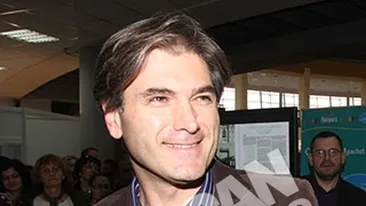 Soc! Mircea Radu s-a cununat civil cu Raluca Olaru! S-a casatorit in sufrageria socrului din Stefanesti de Botosani