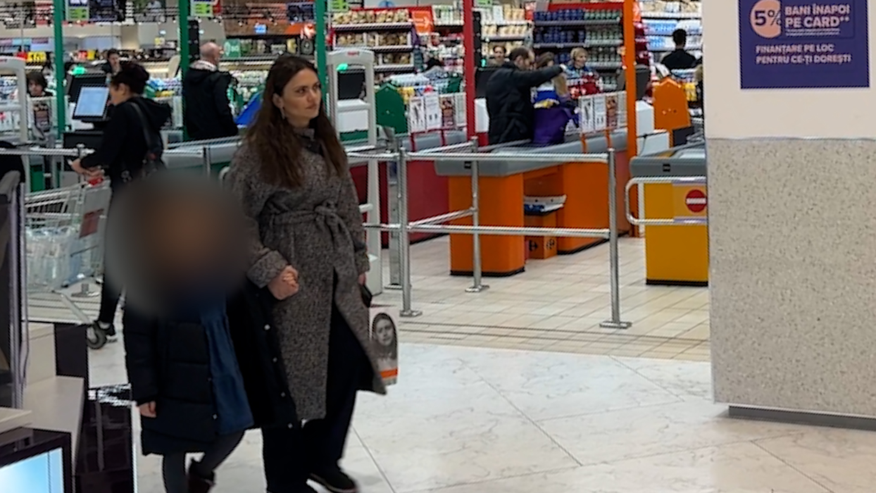 Cristina Șișcanu a mers ținându-și fiica de mână pe culoarul mall-ului / (Sursa: CANCAN.RO)