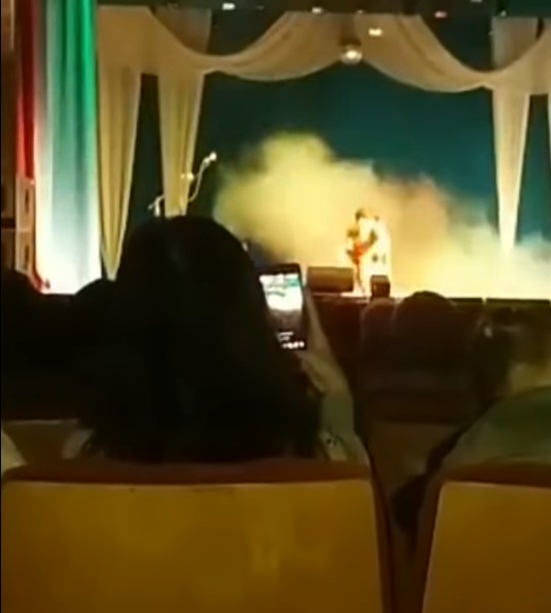 Scene înfiorătoare! O cântăreață celebră a murit în timp ce cânta. Ultimele clipe de viață au fost filmate