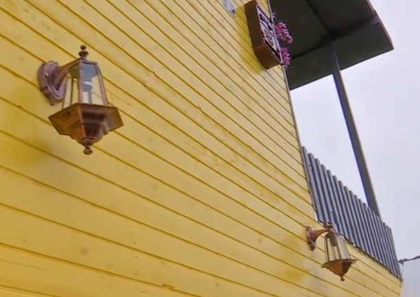 Casa răsturnată atrage deja turiști