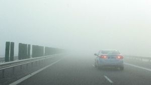 Vizibilitate redusă pe A2 și pe mai multe drumuri naționale din cauza ceții