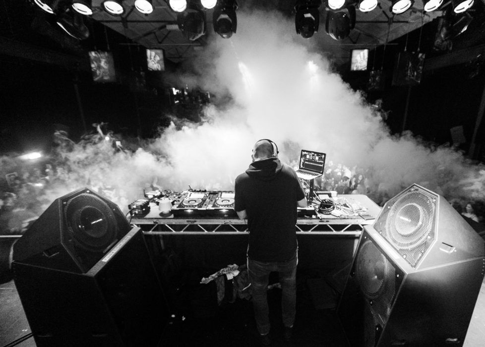 (P) Vara s-a terminat, dar petrecerea continuă la BOA! Invitatul special din această sâmbătă va fi DJ ANDI P