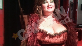 Cunoscuta soprana joaca rolul unei patroane de bordel intr-un spectacol de teatru. Ozana - matroana