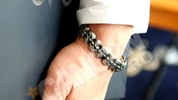 Uite ce bratara haioasa, cu cranii, poarta o milionara din Romania. Vezi despre cine este vorba!