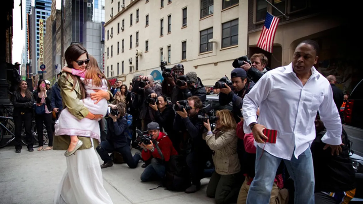 Rasfatata showbiz-ului! Suri Cruise, asteptata de o armata de paparazi la iesirea din casa!