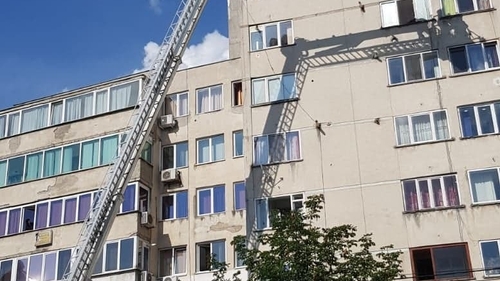 Pompierii din Baia Mare, intervenție la etajul 8 al unui bloc. Li s-a închis geamul în nas