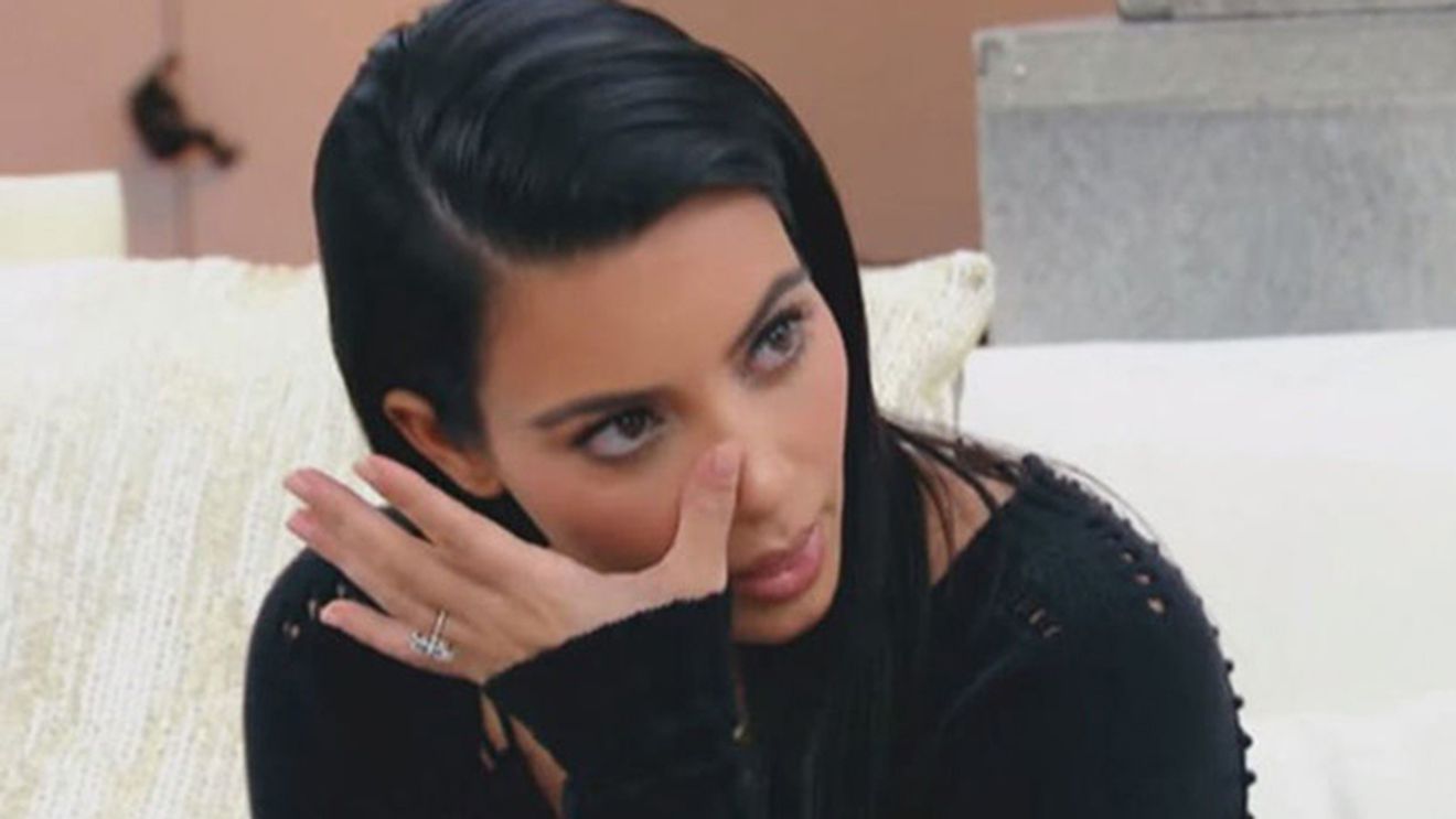 Problemele nu se mai termină pentru KIM KARDASHIAN: după ce a fost jefuită de bijuterii în valoare de 10 milioane de dolari, acum are PSORIAZIS pe faţă!