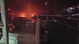 INCENDIU DE PROPORŢII pe o stradă din sectorul 5 al Capitalei! Mai multe case au luat foc! Una dintre victimele care au reuşit să se salveze: ”E iadul pe pământ!