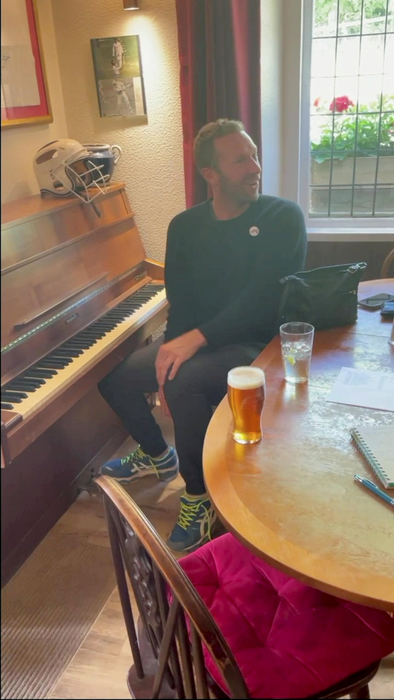 Chris Martin de la Coldplay interpretând Sky Full of Stars la The Stag Inn, Hinton Charterhouse, Bath. 26 iunie 2022. Foto: Profimedia